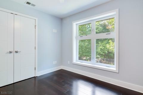 346 Maplewood Dr, Paramus, NJ 07652 photo 23