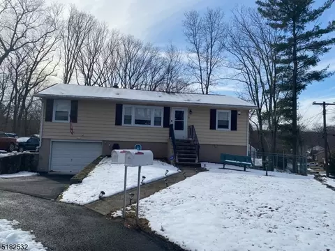 10 Tufts Trl, Hopatcong, NJ 07843