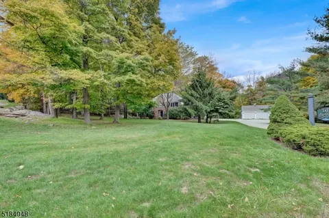 16 Stonehedge Dr, Hardyston, NJ 07460