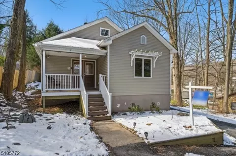 5 Moose Dr, Oak Ridge, NJ 07438