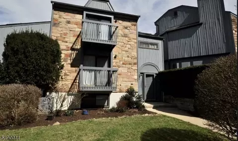 42 Kensington Ct, Hackettstown, NJ 07840