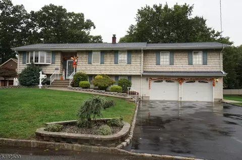 160 Riverside Dr, Clark, NJ 07066