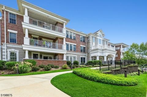 89 Four Seasons Dr #89, North Caldwell, NJ 07006