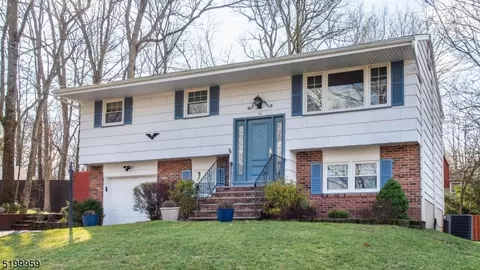 10 Metro Trl, Hopatcong, NJ 07843