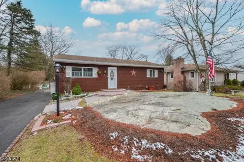 14 Venetian Dr, Jefferson, NJ 07849