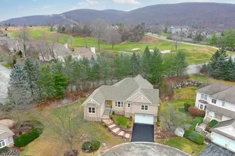 18 Post Oak Ct, Hamburg, NJ 07419