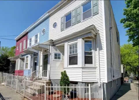 851 S 16th St, Newark, NJ 07108