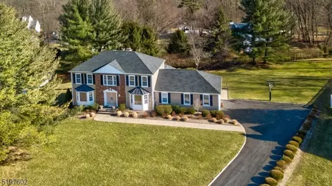 8 Farmstead Ct E, Randolph, NJ 07869