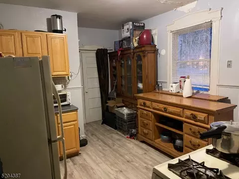 908 S 16th St, Newark, NJ 07108