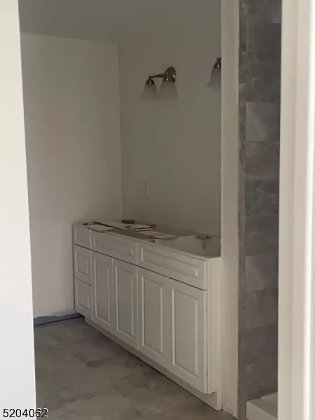 84 Main St, Franklin Twp, NJ 08873