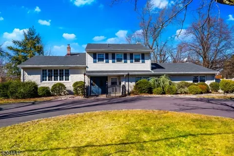 9 Schwinn Dr, Clark, NJ 07066
