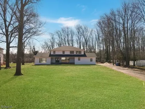 64 Stratford Dr, Woodbridge Twp, NJ 07067