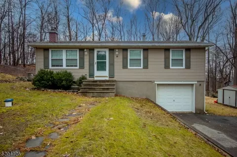 15 Appleseed Rd, Sussex, NJ 07461