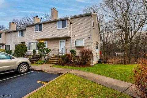8 Westbrook Ct, Roselle, NJ 07203