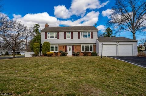 2 Orchid Ct, East Franklin, NJ 08873