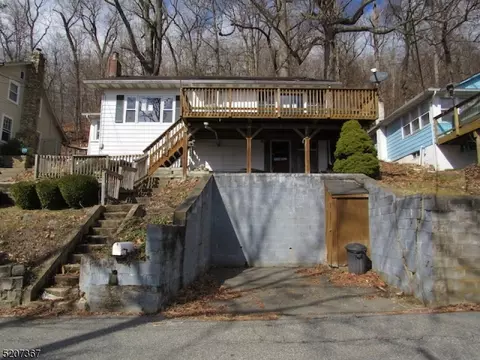 112 Lakeside Dr, Liberty Twp, NJ 07823