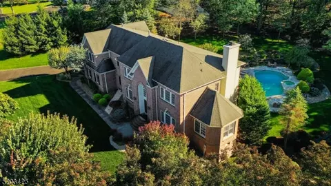 5 Kappelmann Dr, Green Brook, NJ 08812