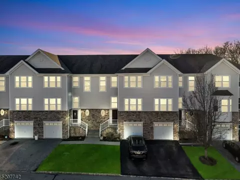37 Indian Field Dr, Hamburg, NJ 07419