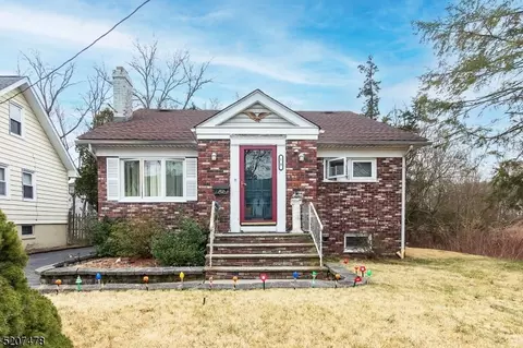 15 S Baums Ct, Livingston, NJ 07039