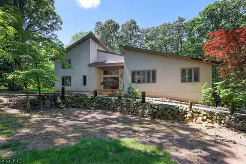 70 Winter Ln, Watchung, NJ 07069