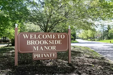 6 Sandburg Ct, Mahwah, NJ 07430