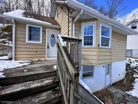 42 W Shore Trl, Stockholm, NJ 07460