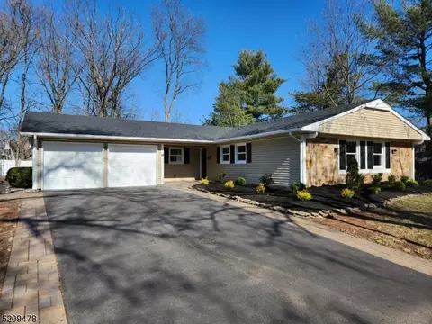 9 Freeman Rd, East Franklin, NJ 08873