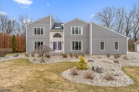 11 Woods Edge Ct, Belvidere, NJ 07823