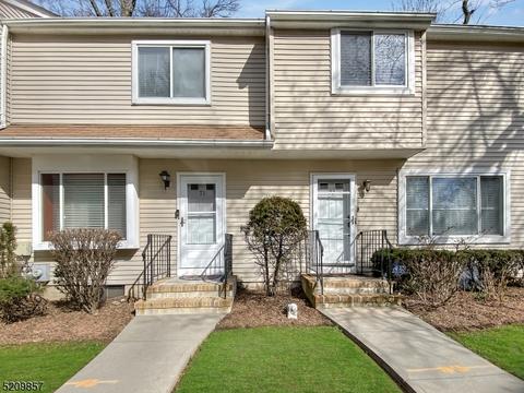 71 Woodland Dr, Roselle, NJ 07203