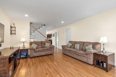 608 Drake Ave, Middlesex, NJ 08846 photo 4