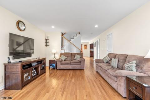 608 Drake Ave, Middlesex, NJ 08846 photo 3