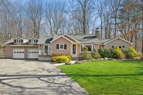 25 Cottonwood Ct, Hardyston, NJ 07460
