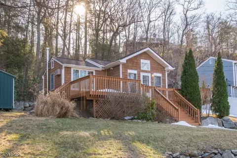 134 Fairlawn Dr, West Milford Twp, NJ 07421