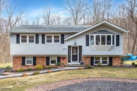 11 Berkshire Ave, Mount Arlington, NJ 07856