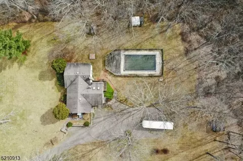 8 Cowie Rd, Chester, NJ 07930