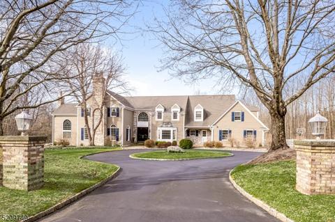 2 Beacon Hill Dr, Chester Twp, NJ 07930