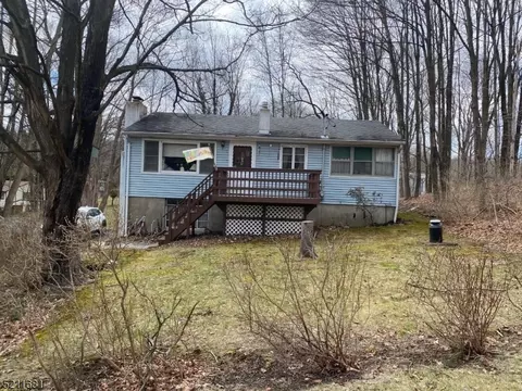 8 N Shore Dr, Wantage, NJ 07461