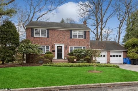 4 Bradford Ct, Tenafly, NJ 07670