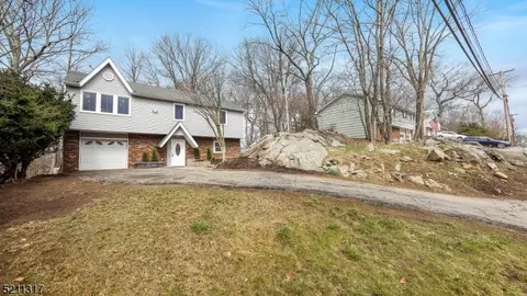 18 Adelphi Trl, Hopatcong, NJ 07843