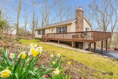 4 Bridle Path Ln, Hampton, NJ 08827