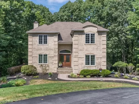 14 Edinburgh Dr, Randolph, NJ 07869