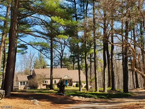 34 Boulder Hill Rd, Tewksbury Twp, NJ 07830