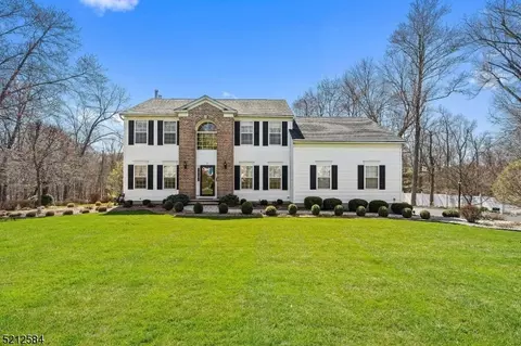 7 Cottage Pl, Long Hill, NJ 07933