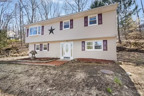 2 Hickory Ln, Green Township, NJ 07821