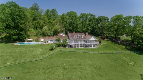 3 Fieldview Ln, Tewksbury Twp, NJ 07830