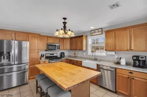 28 Oak Ter, Howell Twp, NJ 07731