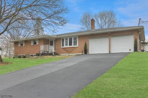 32 Berk Ln, Glen Gardner, NJ 08826