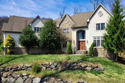8 Lund Ln, Green Brook, NJ 08812
