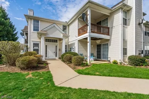 78 Overlook Dr, Stewartsville, NJ 08886
