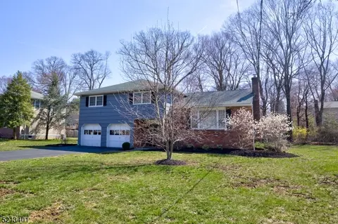 23 Bromleigh Way, Morris Plains, NJ 07950